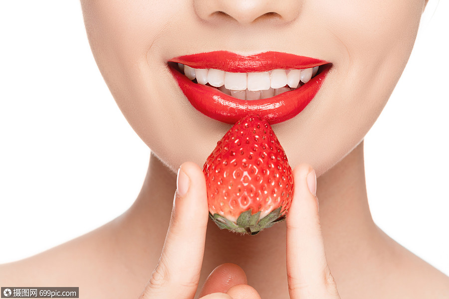 美女吃草莓嘴巴局部特写
