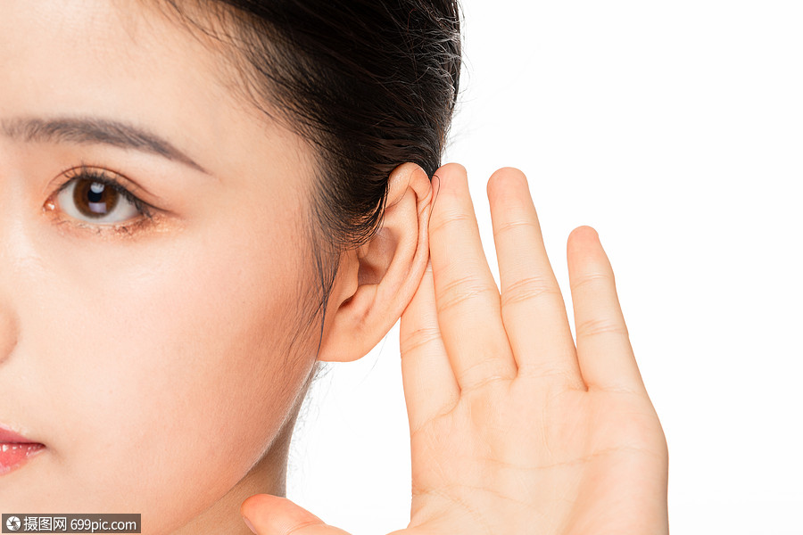 美女侧起耳朵聆听