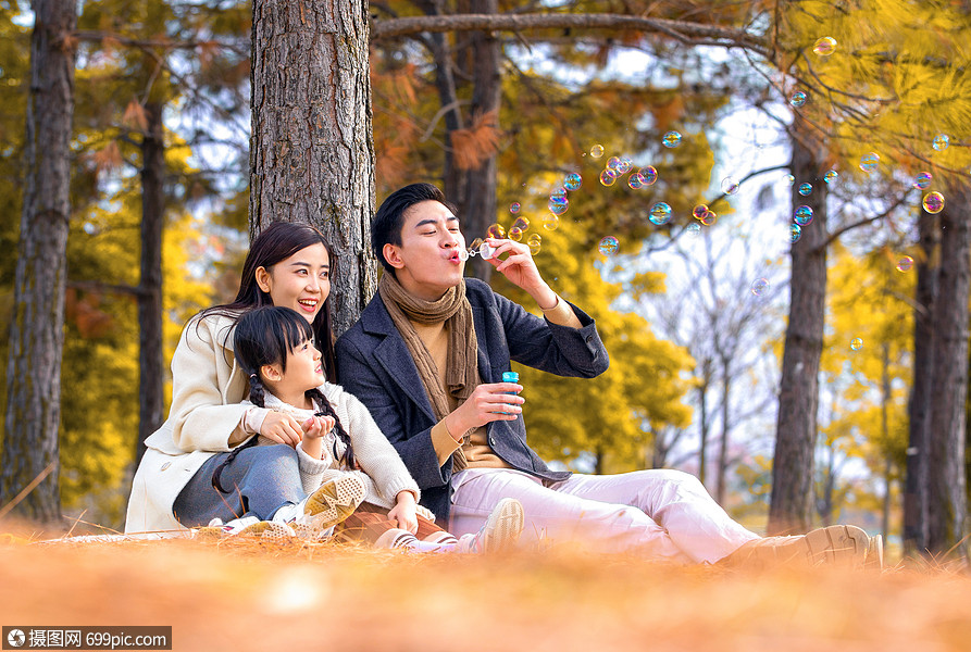 一家三口在公园吹泡泡