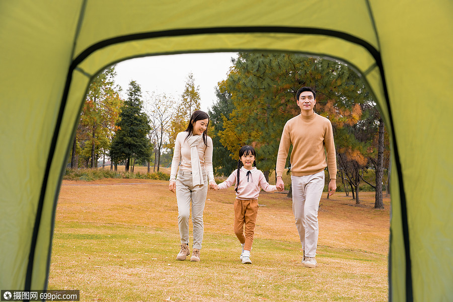 一家三口公园游玩温馨人物