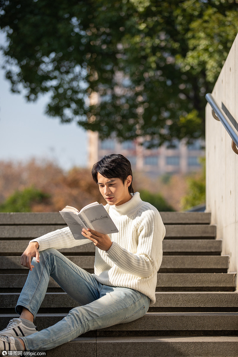 坐在楼梯上看书的青年男性男士中国人