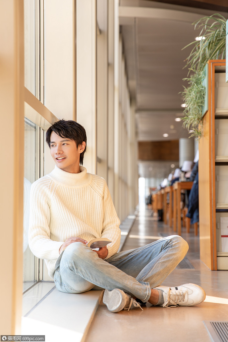 图书馆席地而坐看书的男性
