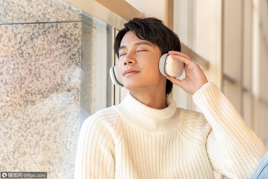 青年男性坐在窗前听音乐中国人人物