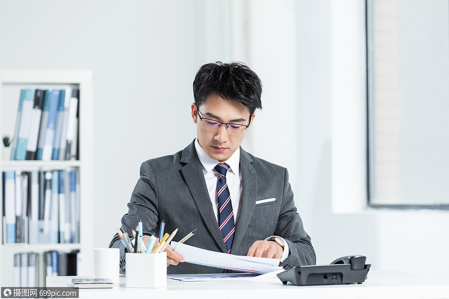 商务男性办公室认真工作