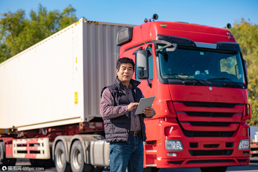 货车司机拿平板电脑操作运输黄种人