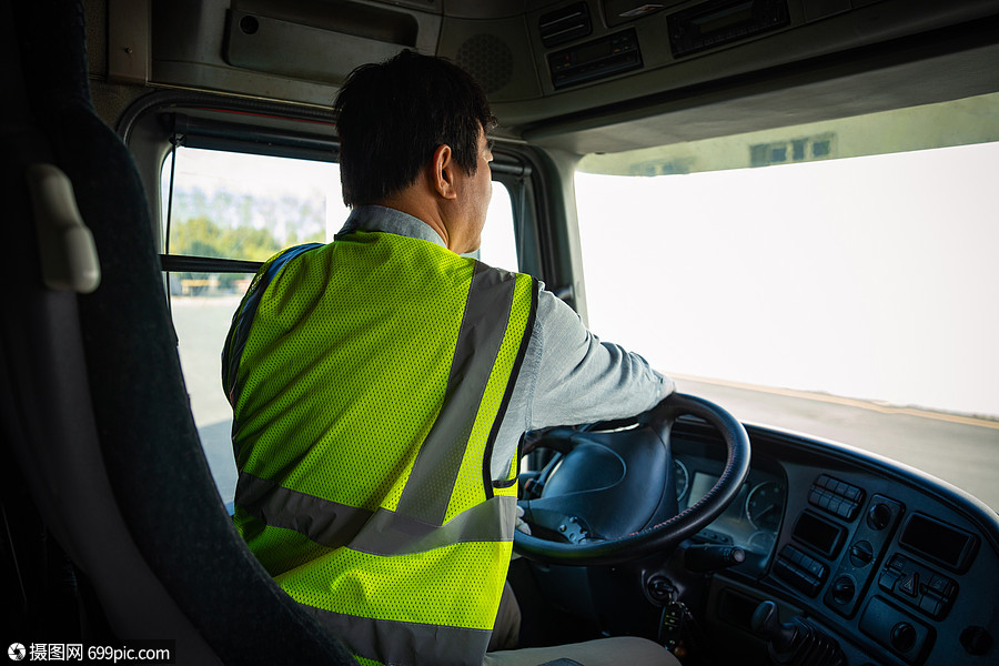 司机驾驶货车