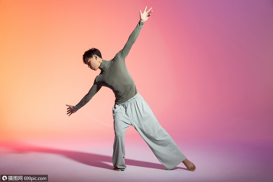 男性舞者舞蹈动作伸展