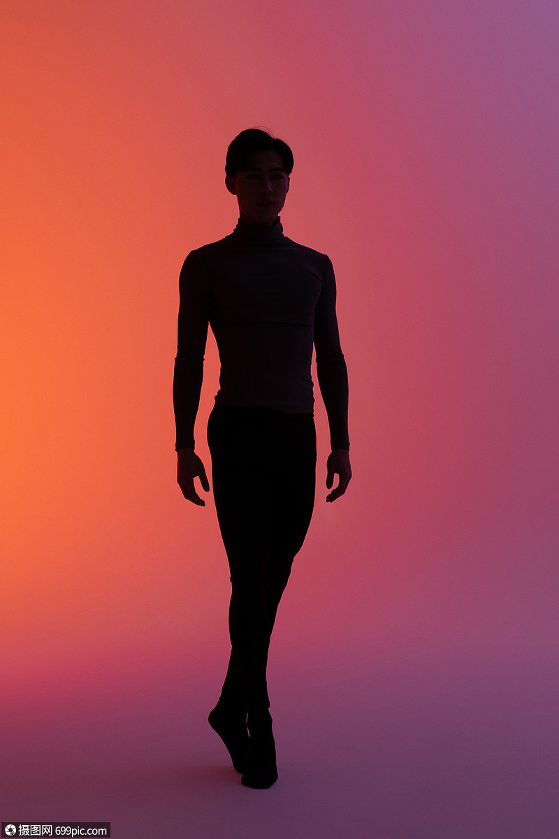 男性舞者剪影舞蹈动作