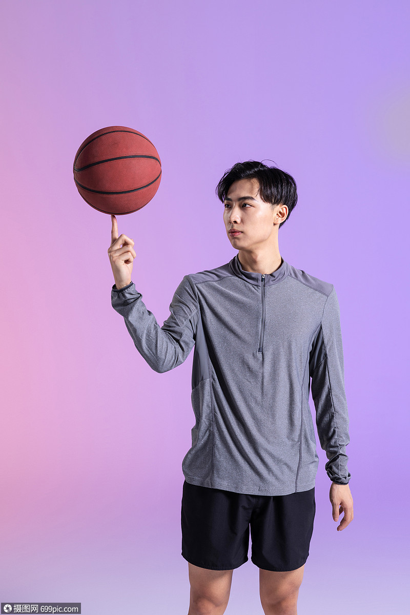 篮球运动员手指转球
