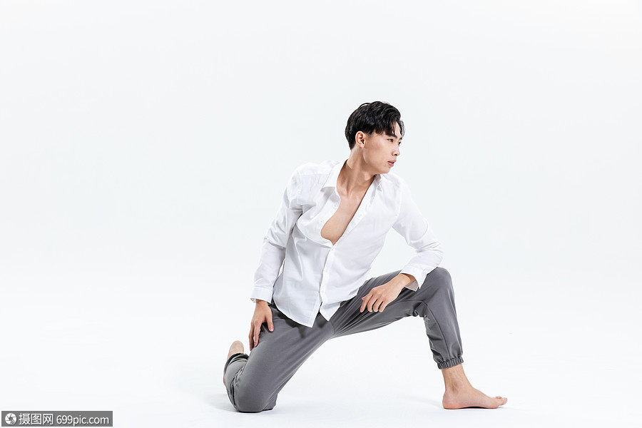 男性舞者舞蹈动作东方人模特