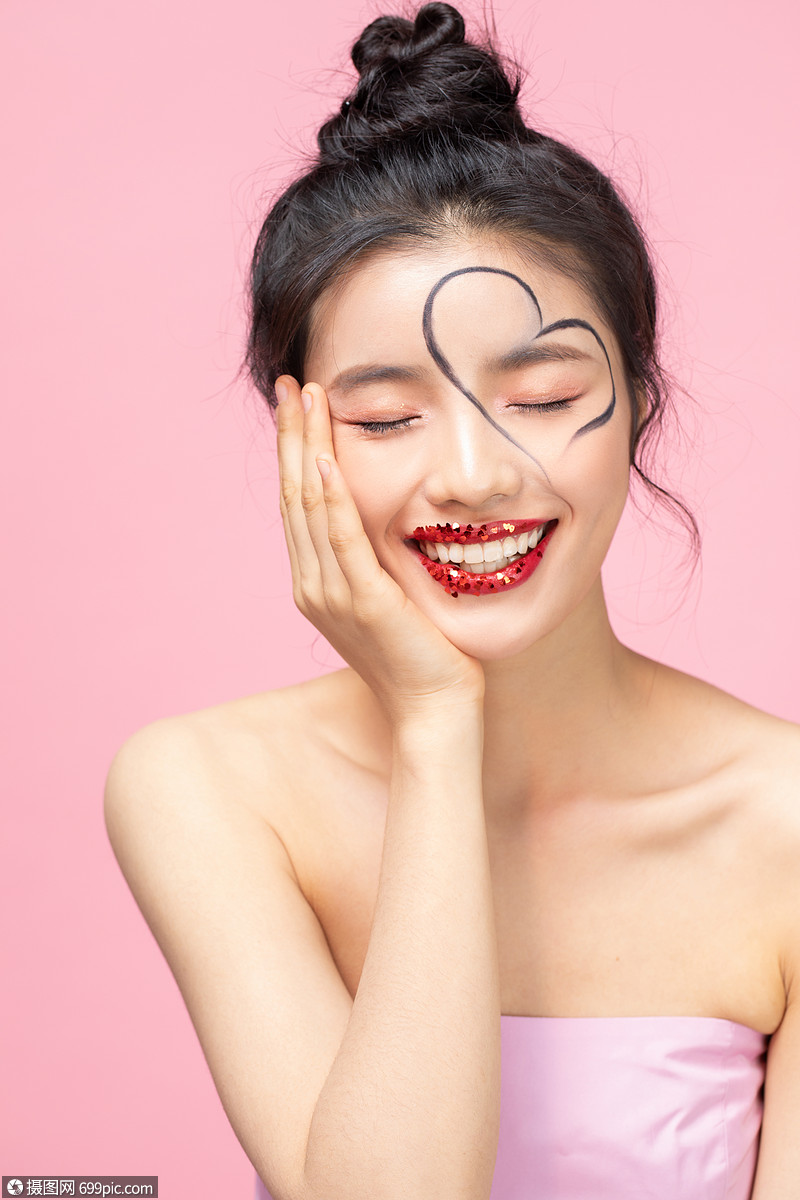 甜美女性情人节美妆彩妆模特