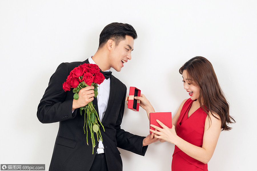 情侣互相送礼物女性中国人