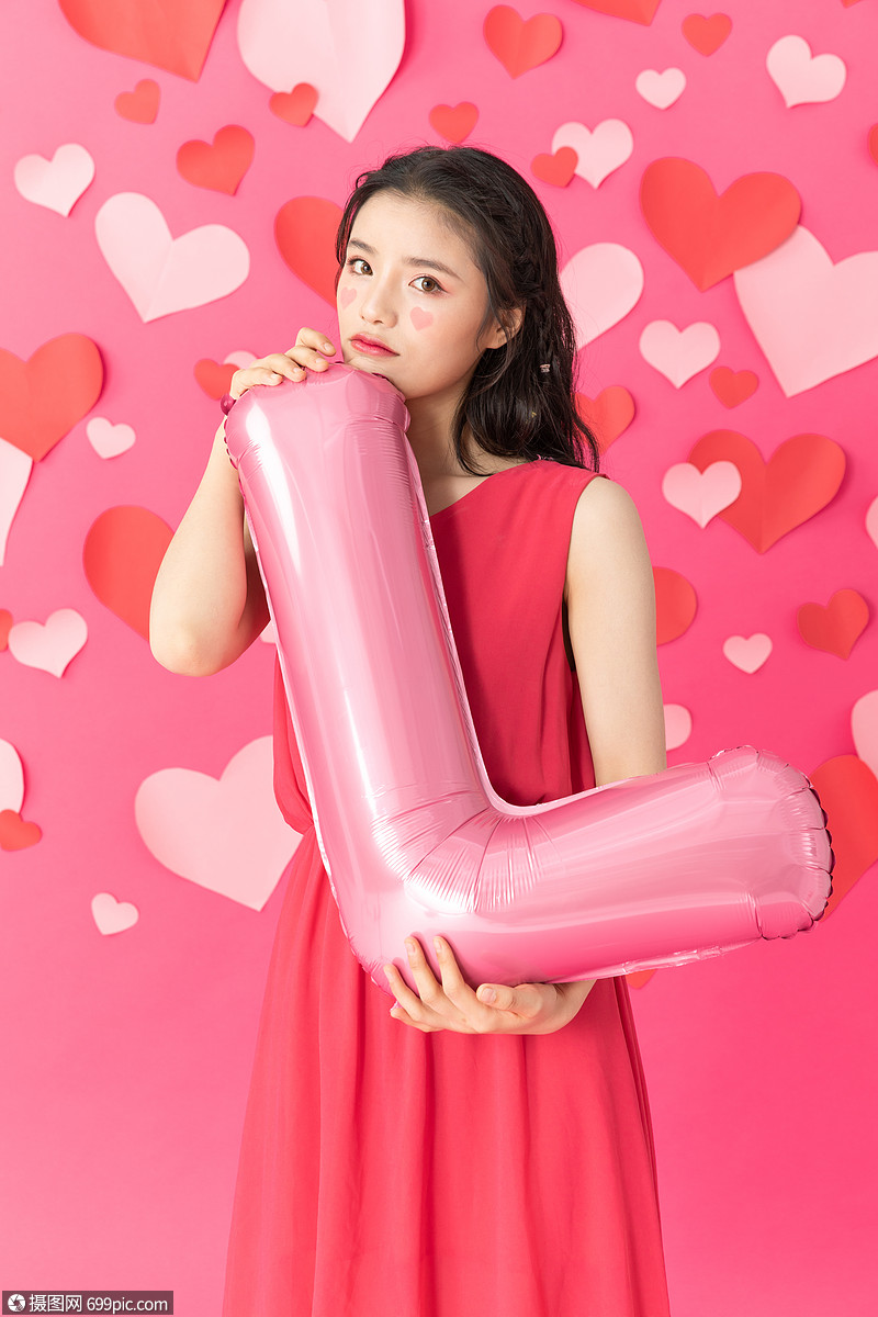 抱气球的情人节美女
