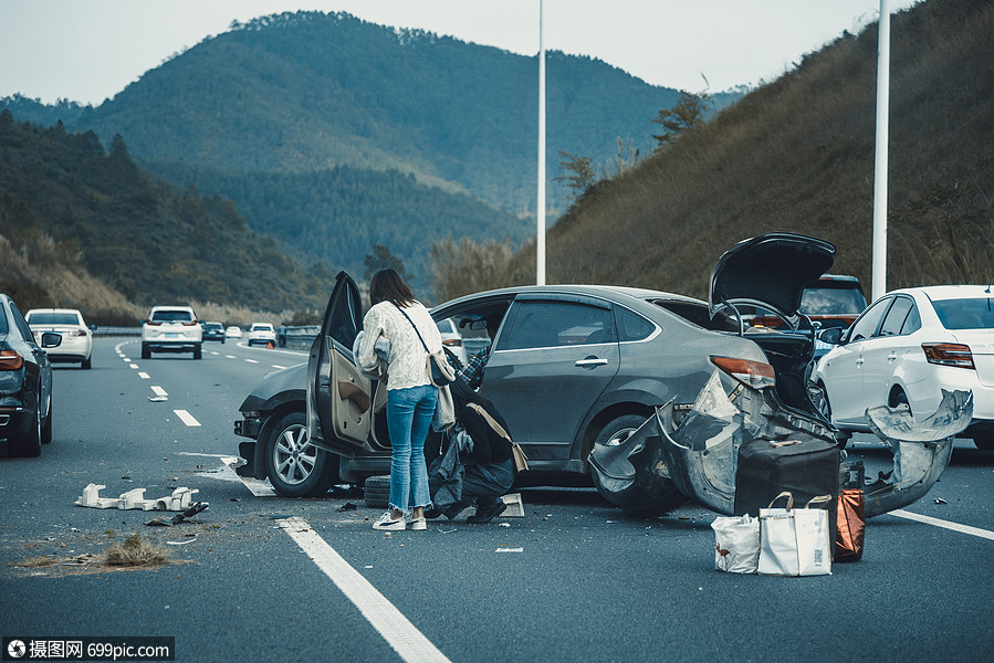 【媒体用图】高速公路车祸现场交通事故危险
