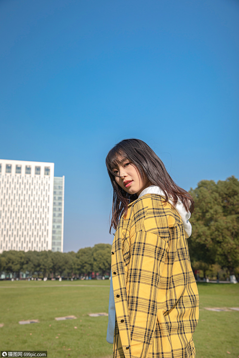 照片 职业形象 青春洋溢的女大学生 .jpg