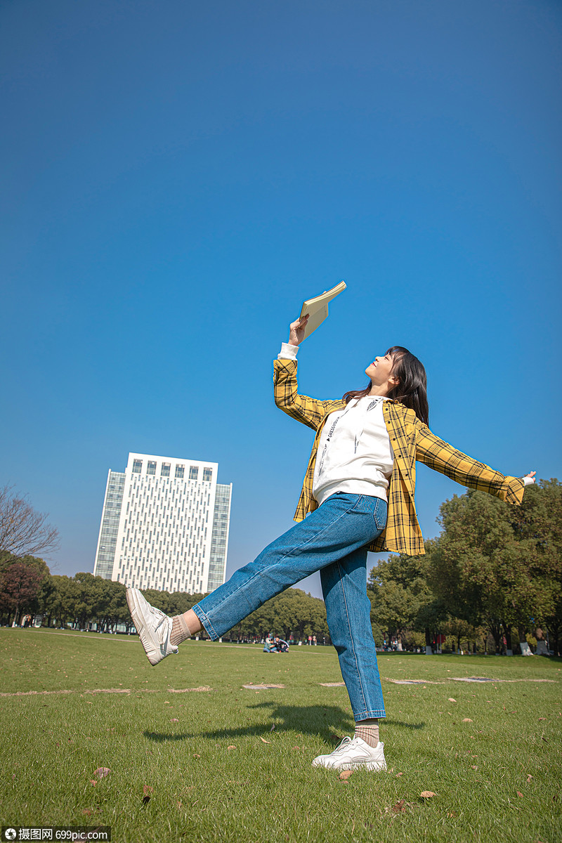 青春洋溢的女大学生