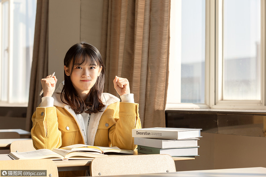 坐在教室学习的女大学生