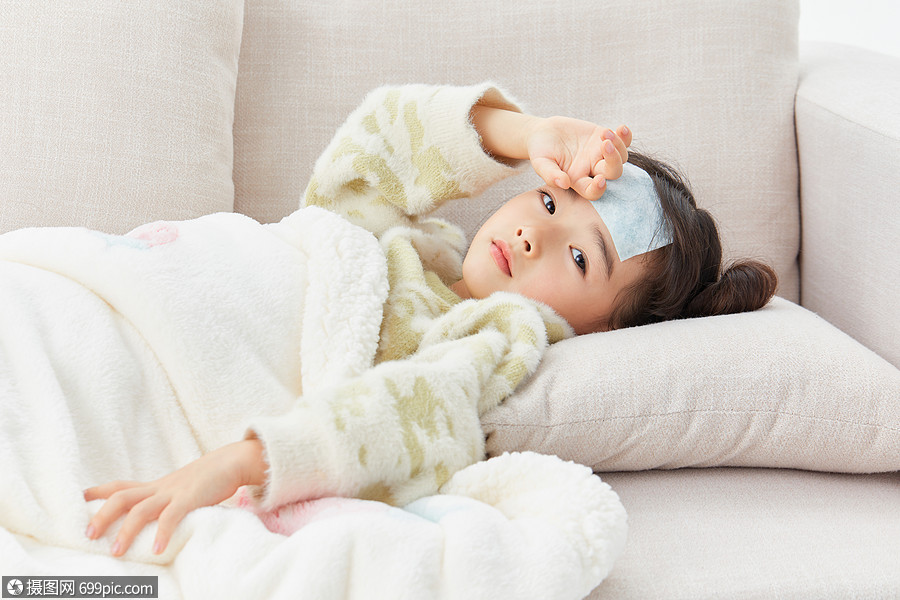 小女孩高烧躺在沙发上休息儿童退烧贴