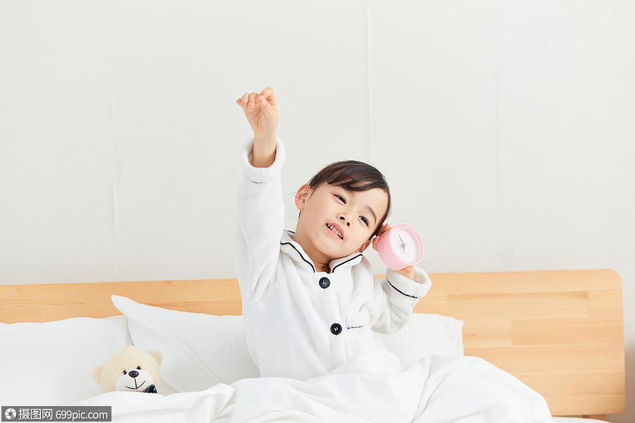小女孩早晨起床可爱闹钟