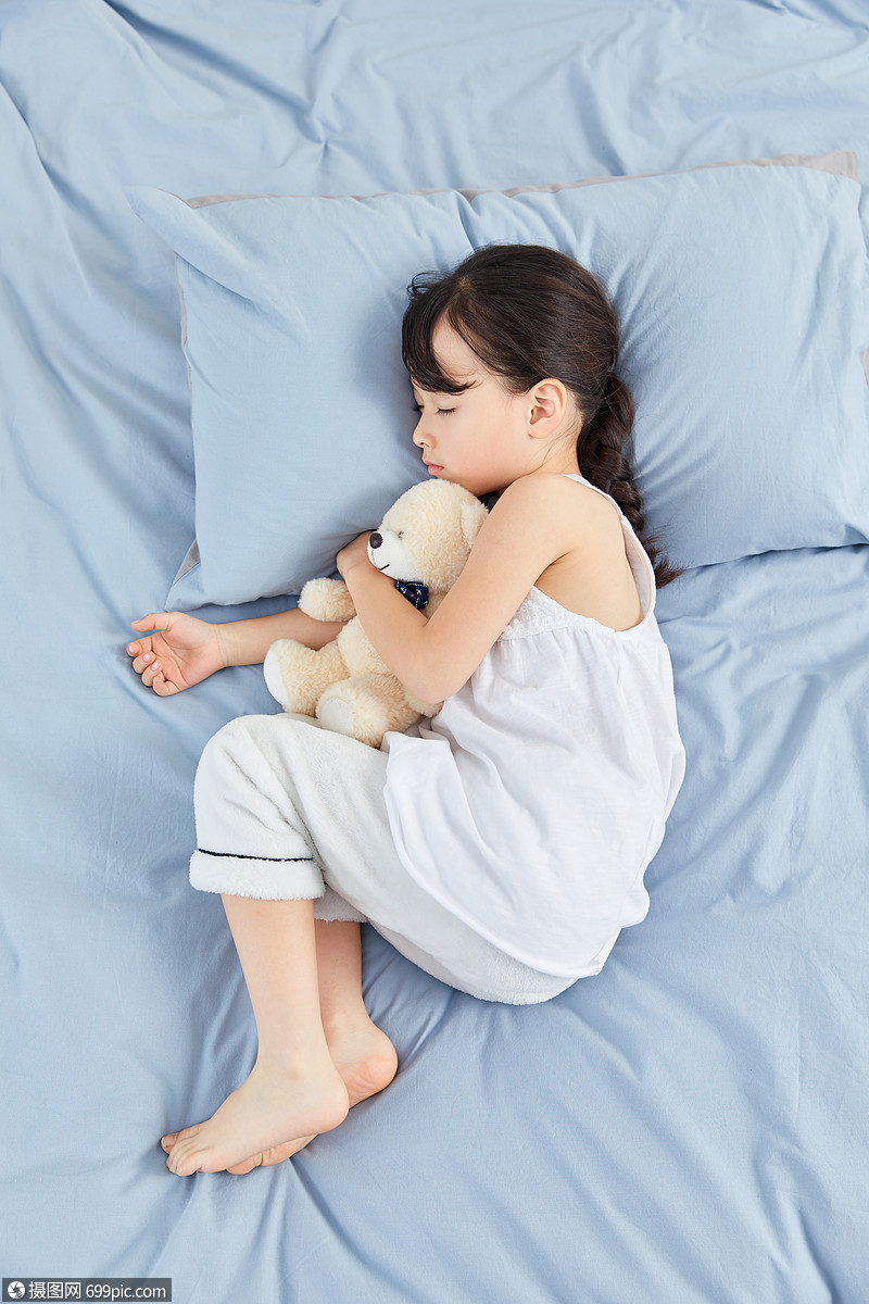 照片 人物情感 小女孩躺在床上睡觉.jpg