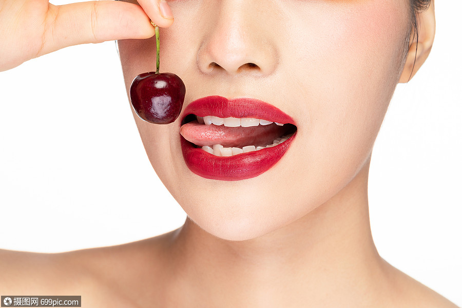 美女嘴巴吃樱桃特写