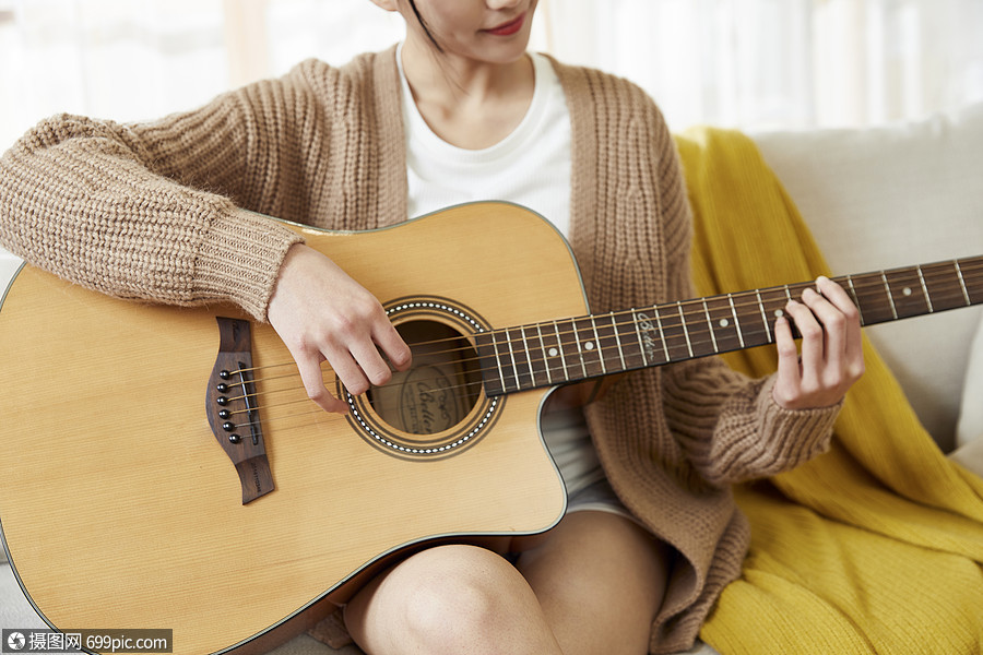 文艺美女在家弹吉他