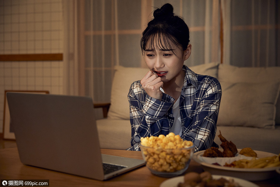 年轻美女在家熬夜看剧情绪低落