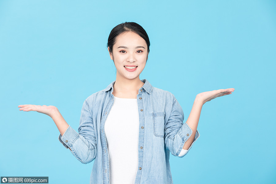 青年女性张开手托举动作
