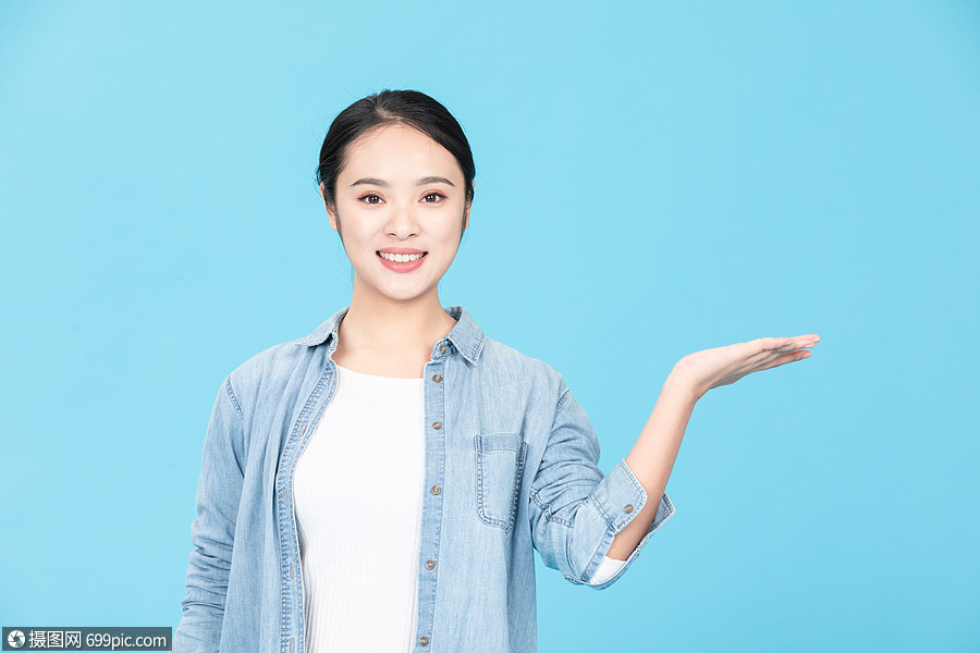 青年女性张开手托举动作