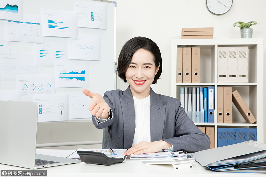 商务女性办公室伸手邀请加入