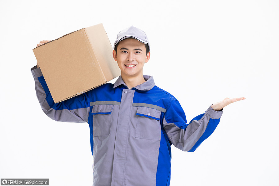 快递服务快递员扛着打包箱物流亚洲人