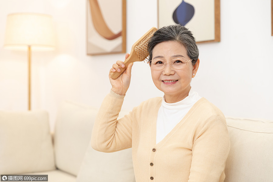 老奶奶看电视梳头发老年人中国人
