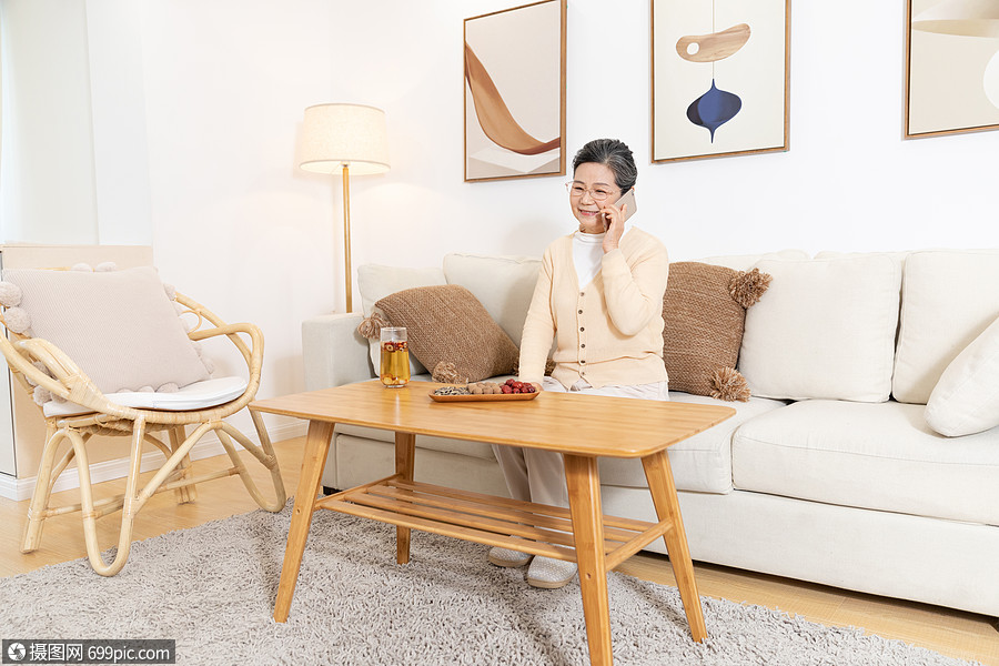 老年人居家休闲生活打电话