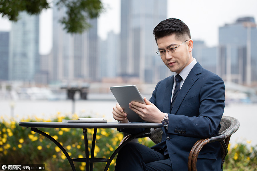 商务男性白领在户外办公平板电脑模特东方人