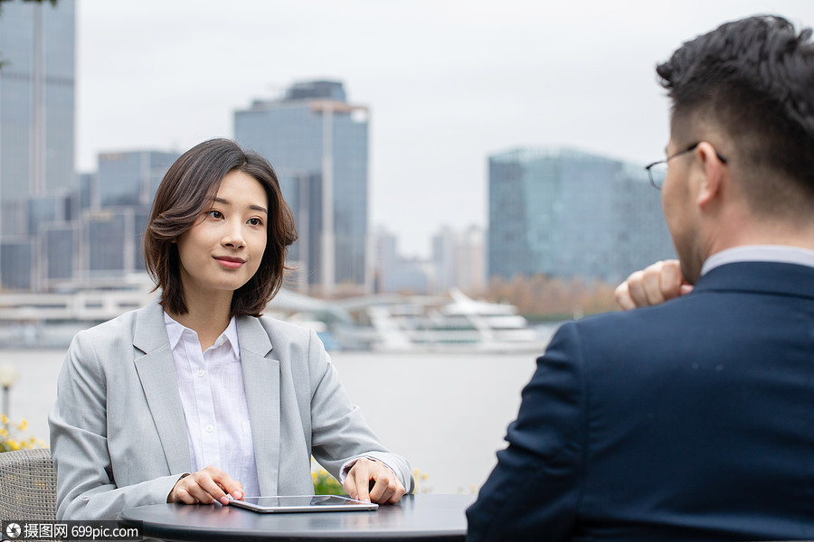 商务人士在户外工作沟通女性职场