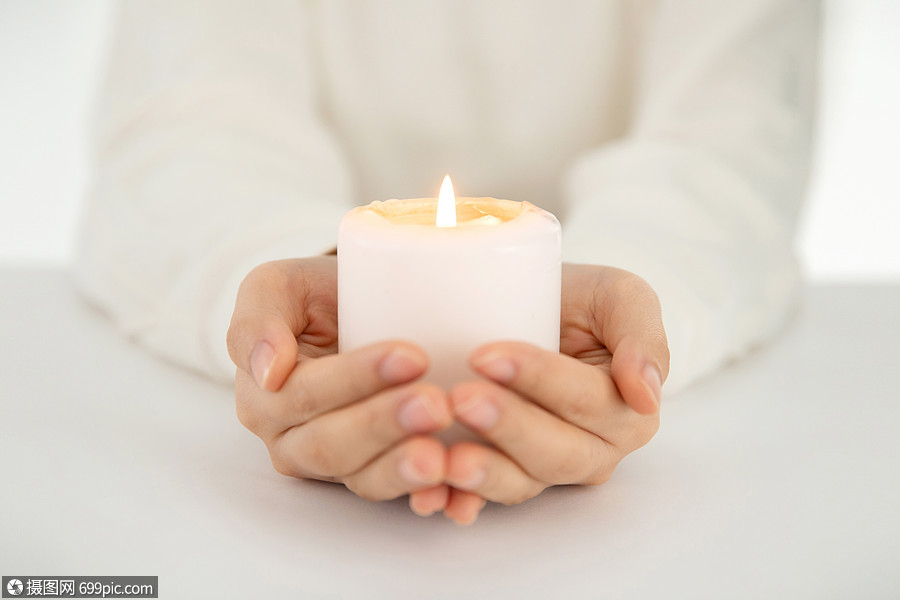 双手捧蜡烛祈福特写