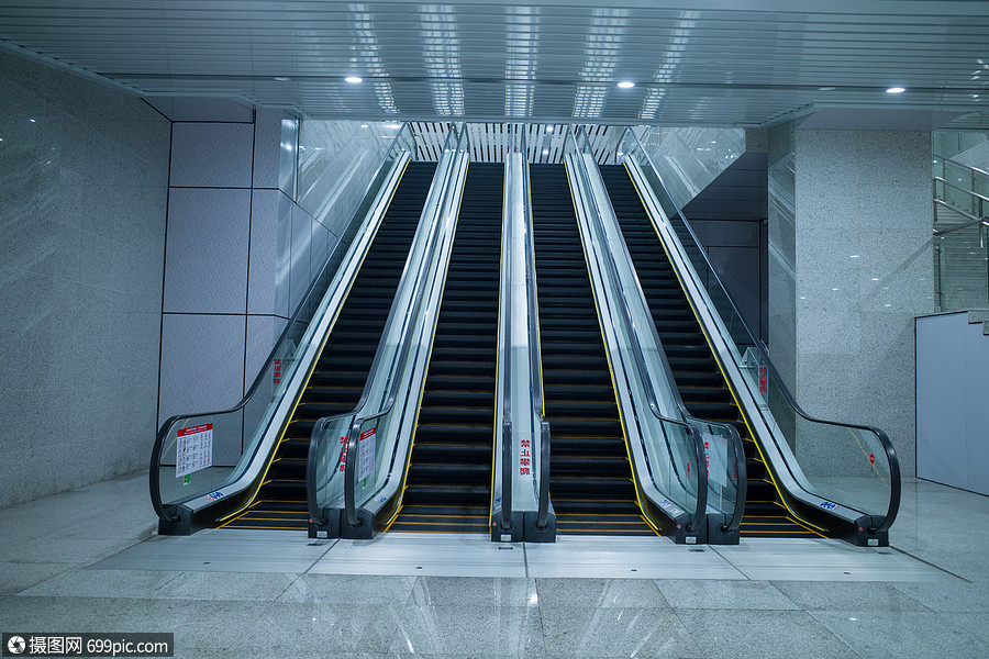 空无一人的自动扶梯建筑高铁站