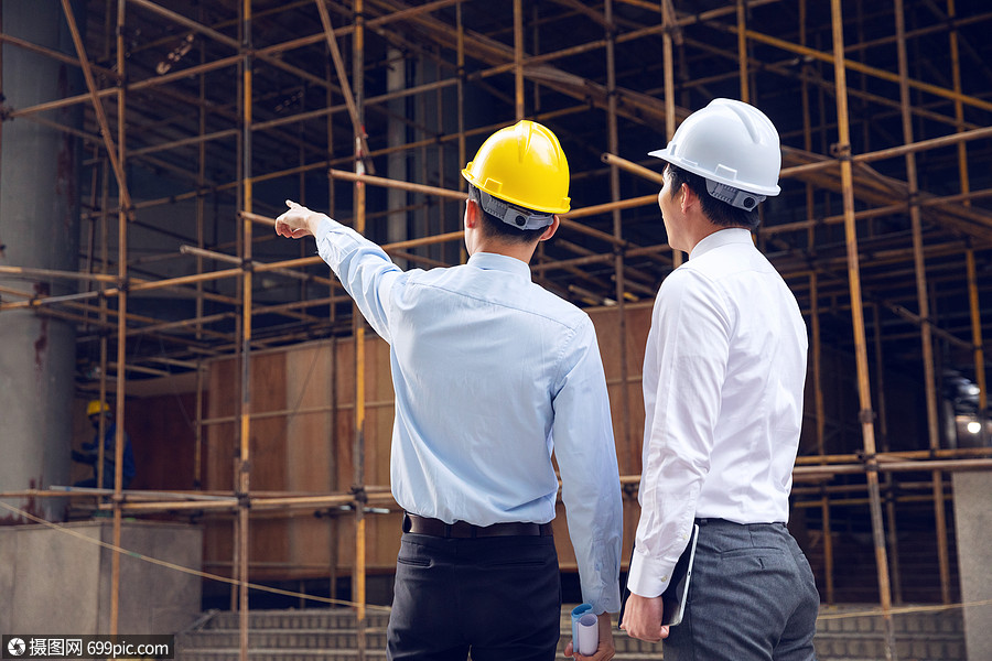 建筑工程师讨论施工项目背影亚洲人装修