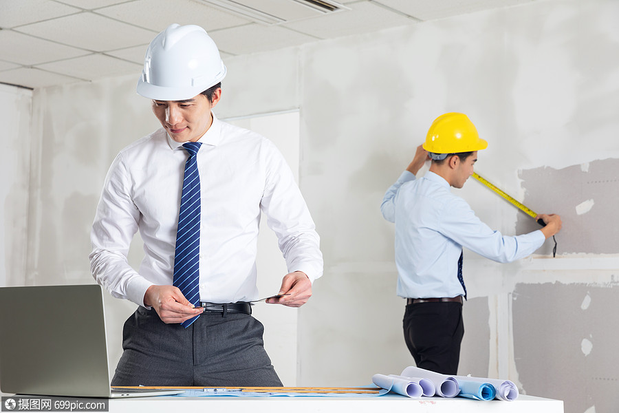 工程设计师测量房屋