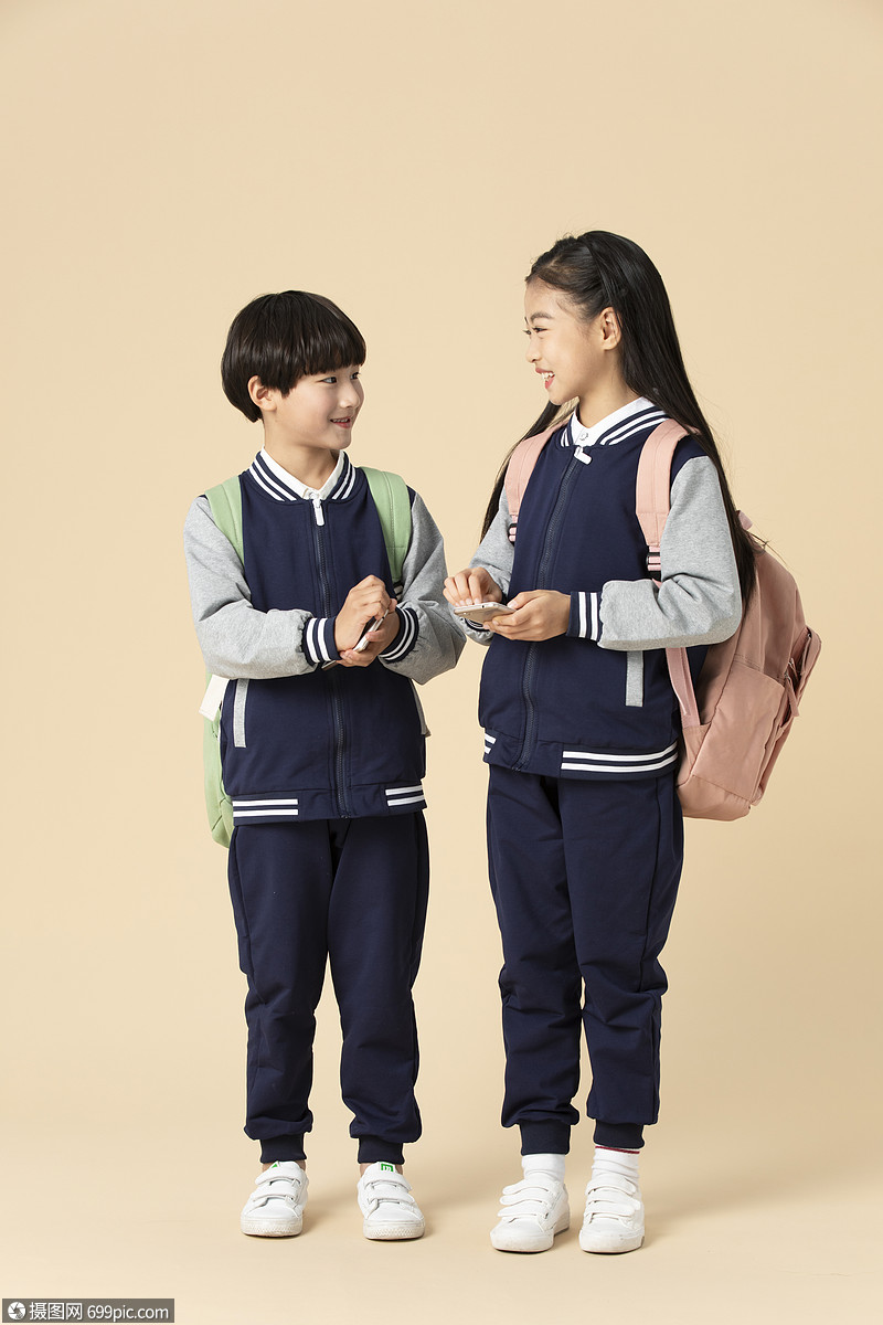 青少年开学上学看手机学习复学