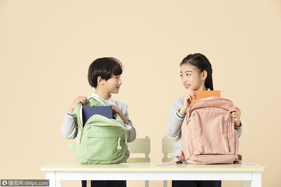 青少年开学上学收拾书包童年东方人