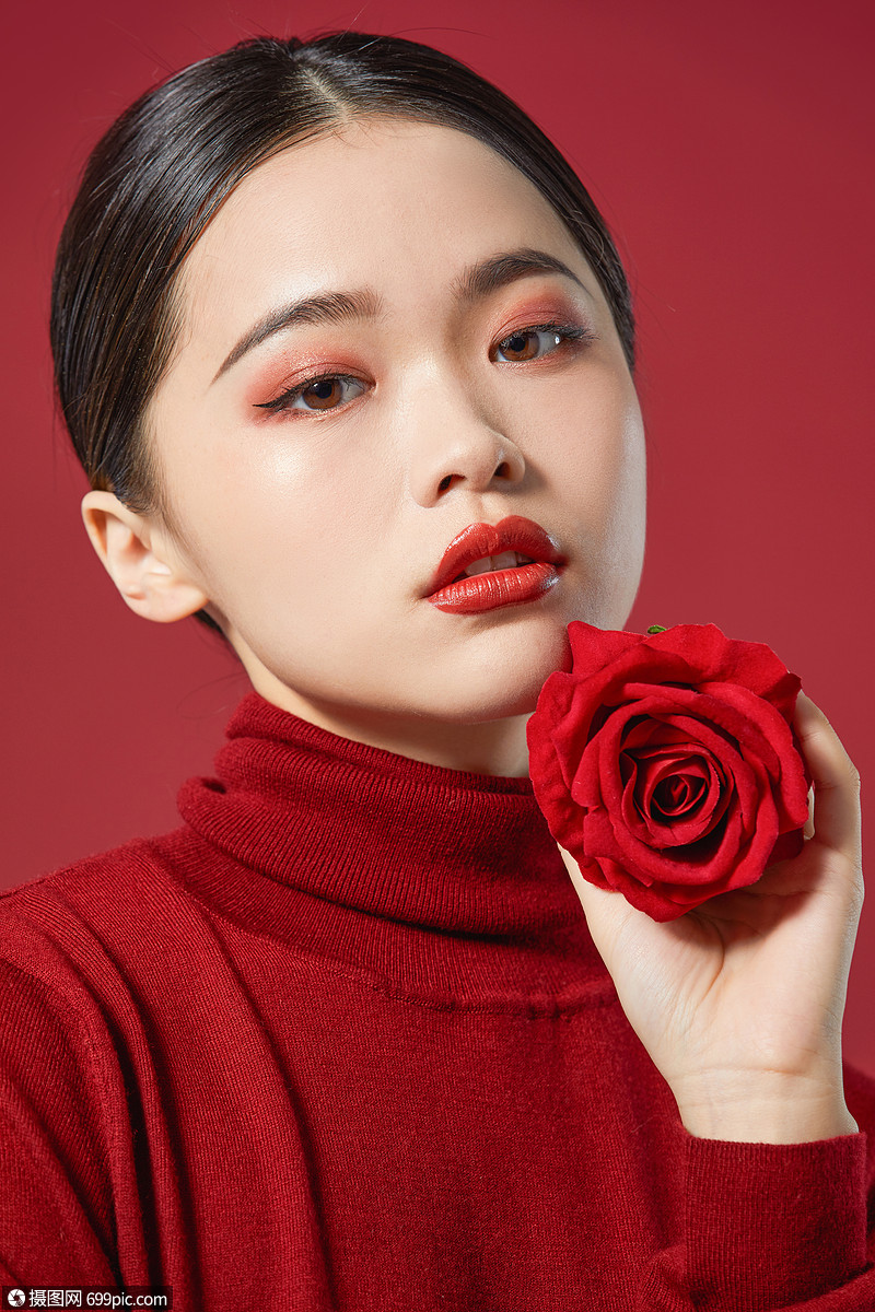 时尚美女手拿玫瑰花人物少女