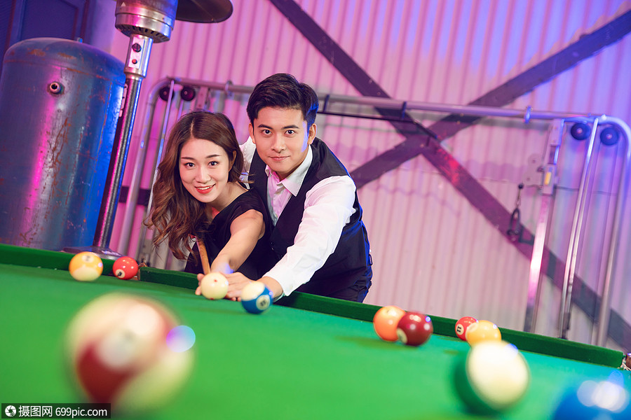 男生教女生打台球情侣女性