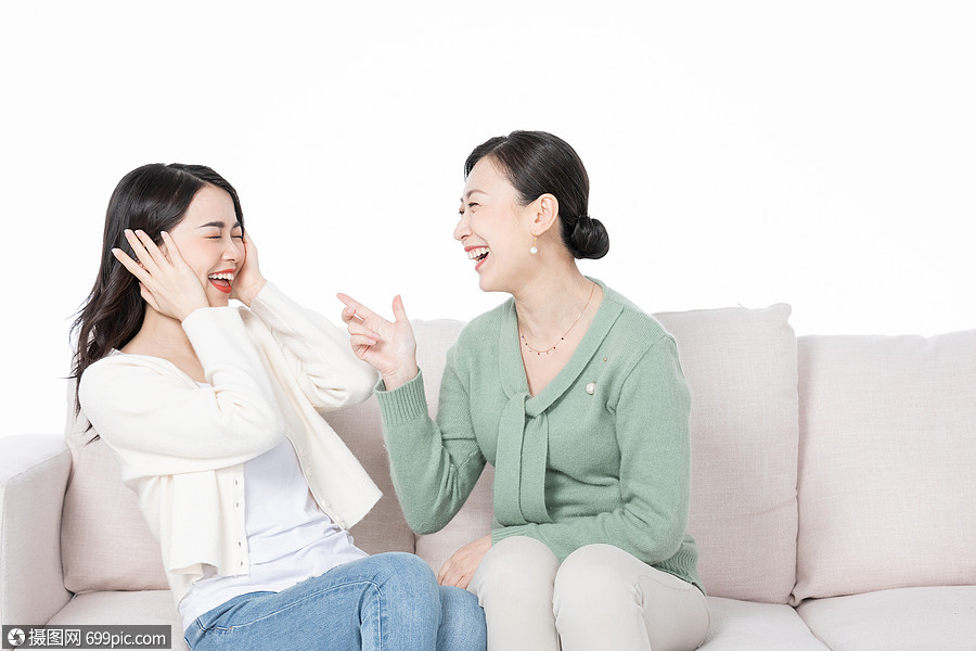母女居家坐沙发上聊天