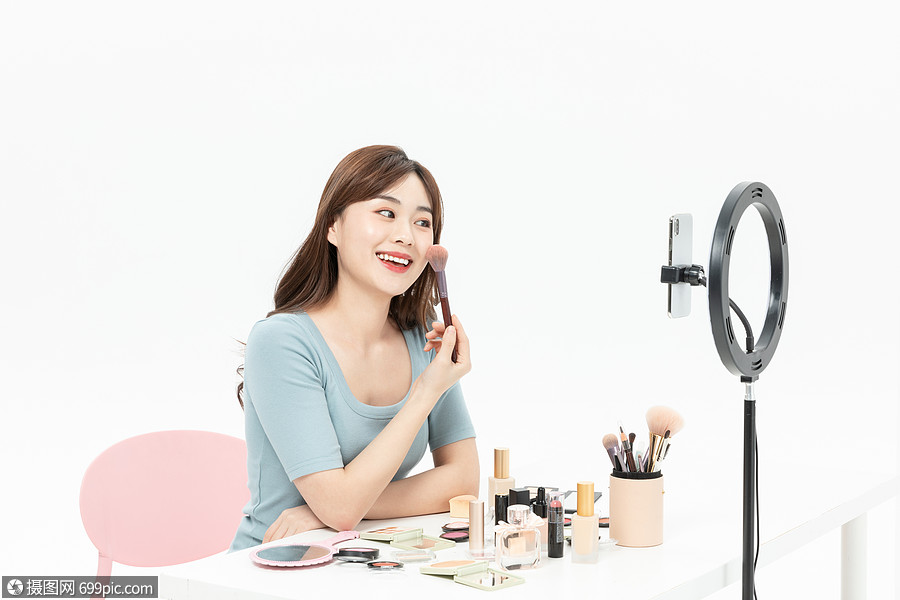 美妆主播直播化妆擦腮红