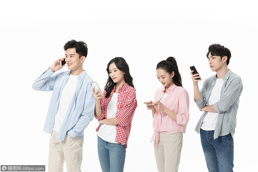 年轻人排队玩手机模特青年节