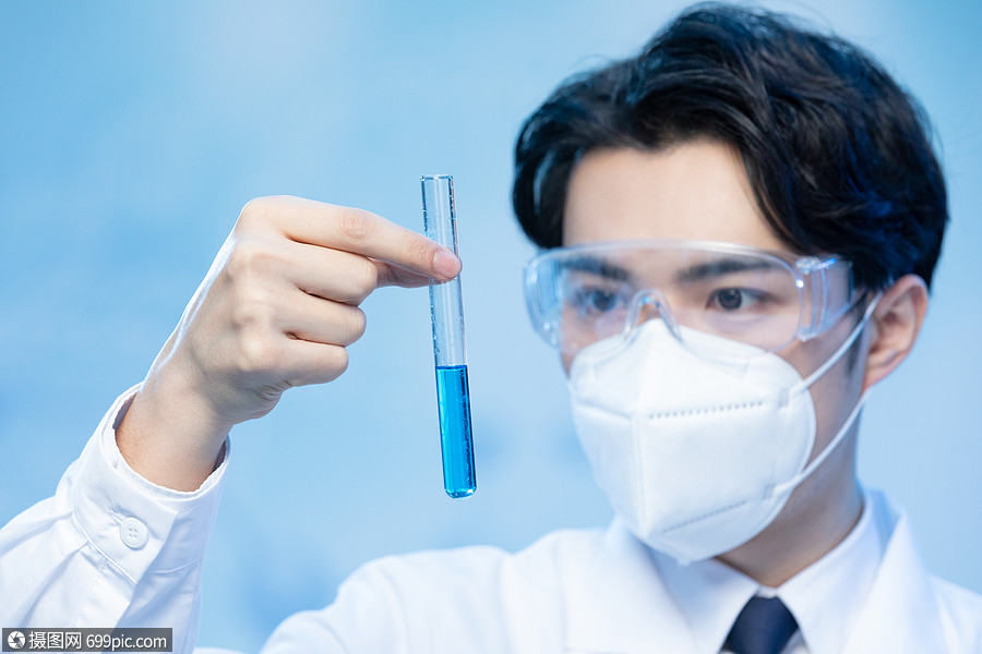 医疗科研人员戴口罩拿试管研究