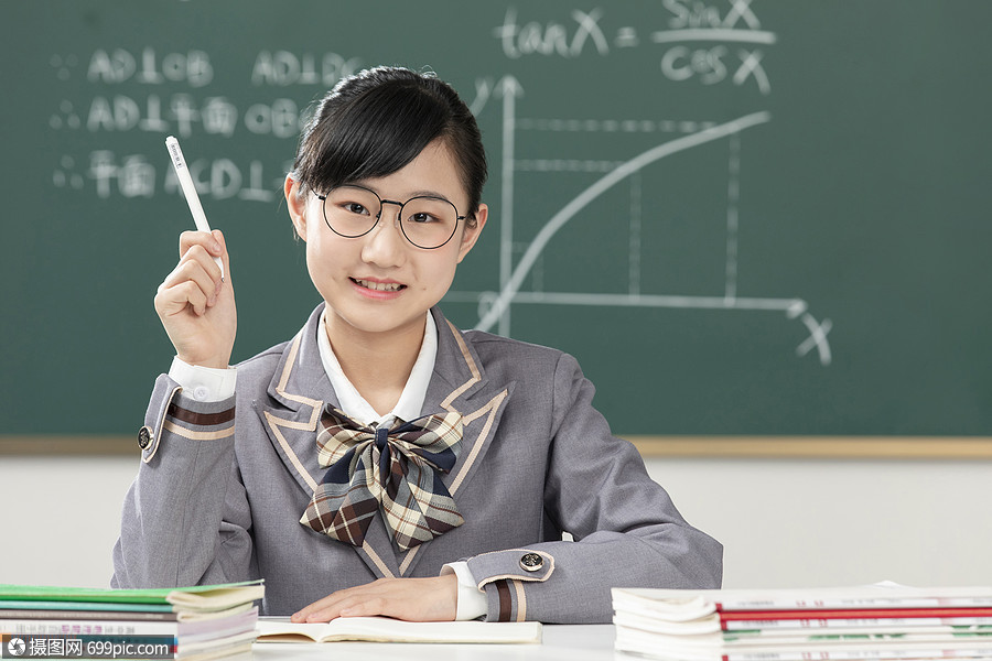 在课堂上学习的初中生女孩形象