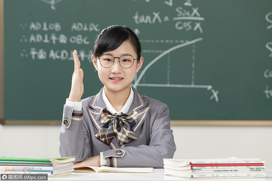 课堂上举手回答问题的女孩
