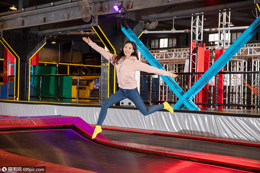 青年女性蹦床玩耍跳跃中国人东亚人
